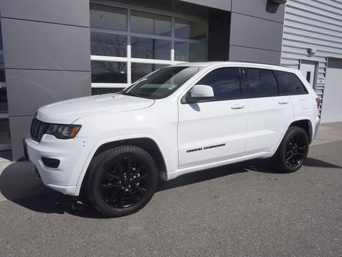 Used 2019 Jeep Grand Cherokee Altitude image 3