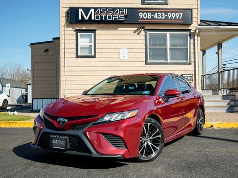 Used 2018 Toyota Camry SE FWD image 1