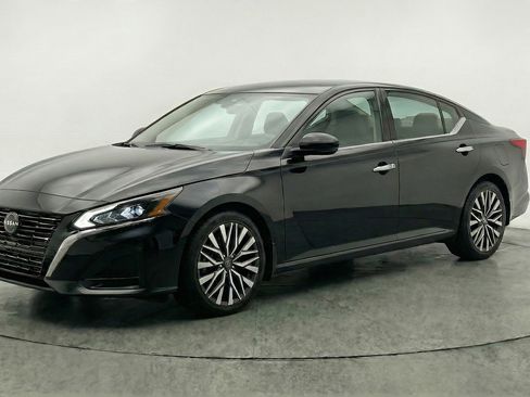Used 2025 Nissan Altima 2.5 SV image 3