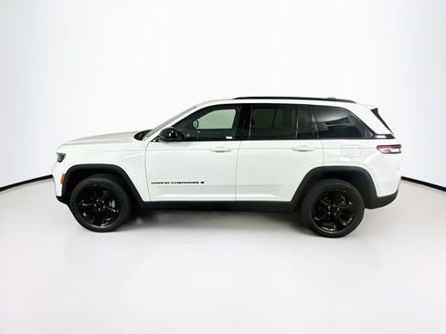 Used 2023 Jeep Grand Cherokee Altitude RWD image 4