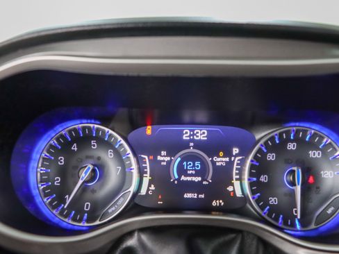 Used 2023 Chrysler Pacifica Touring-L image 15