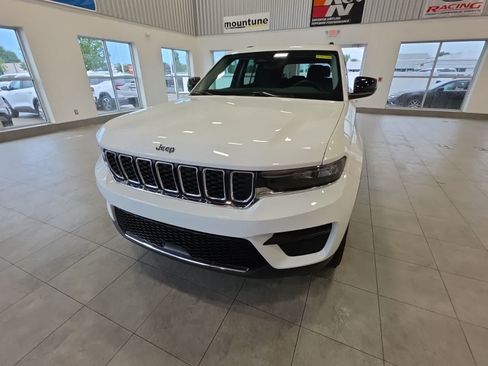 Used 2023 Jeep Grand Cherokee Laredo w/ Luxury Tech Group I AWD/4WD image 2