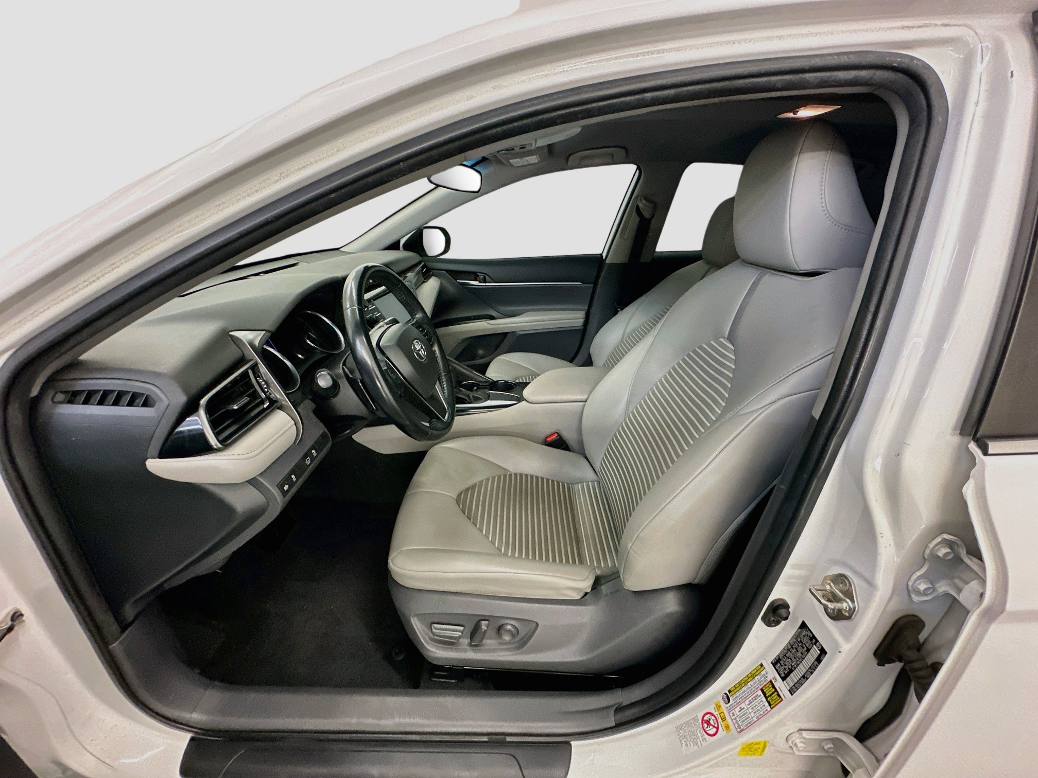 Used 2019 Toyota Camry SE w/ Carpet Mat Package FWD image 13