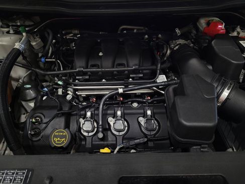Used 2018 Ford Explorer XLT w/ Equipment Group 201A FWD image 30