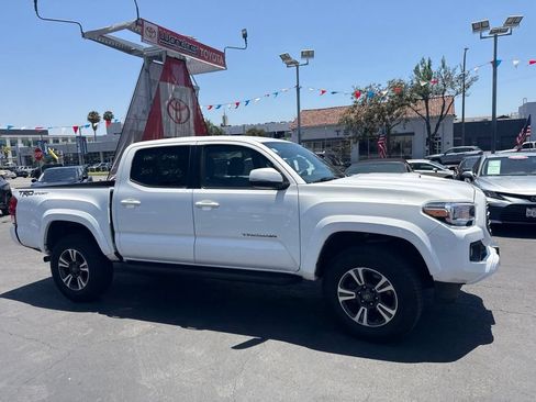 Used 2017 Toyota Tacoma 2WD Double Cab image 3