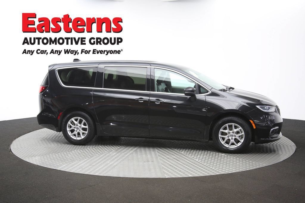 Used 2023 Chrysler Pacifica Touring-L FWD image 48