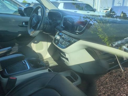 Used 2018 Chrysler Pacifica Limited w/ Tire & Wheel Group FWD image 8