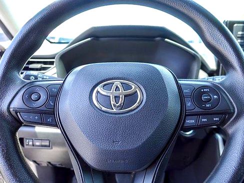 Used 2022 Toyota RAV4 XLE FWD image 12