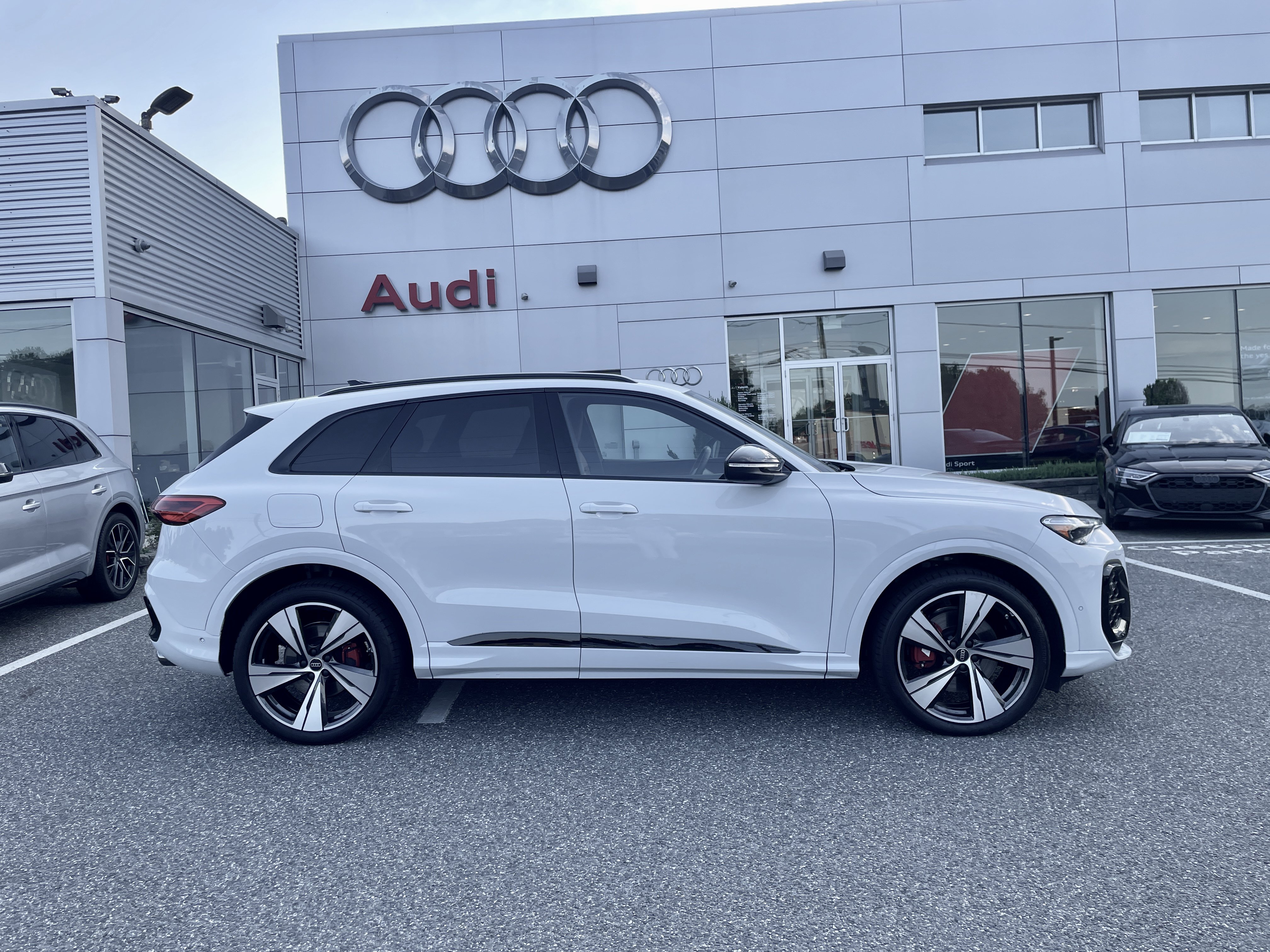 Certified 2025 Audi SQ5 Premium Plus w/ Premium Plus Package AWD/4WD image 3