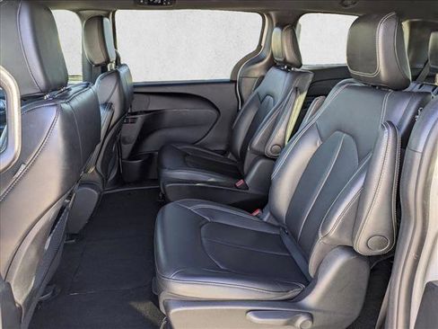 Used 2024 Chrysler Pacifica Limited image 18