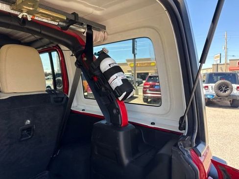 Used 2018 Jeep Wrangler Unlimited Sahara AWD/4WD image 8