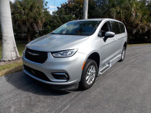 Used 2023 Chrysler Pacifica Touring-L image 3