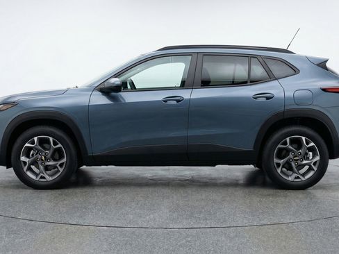Used 2025 Chevrolet Trax LT w/ LT Convenience Package FWD image 5