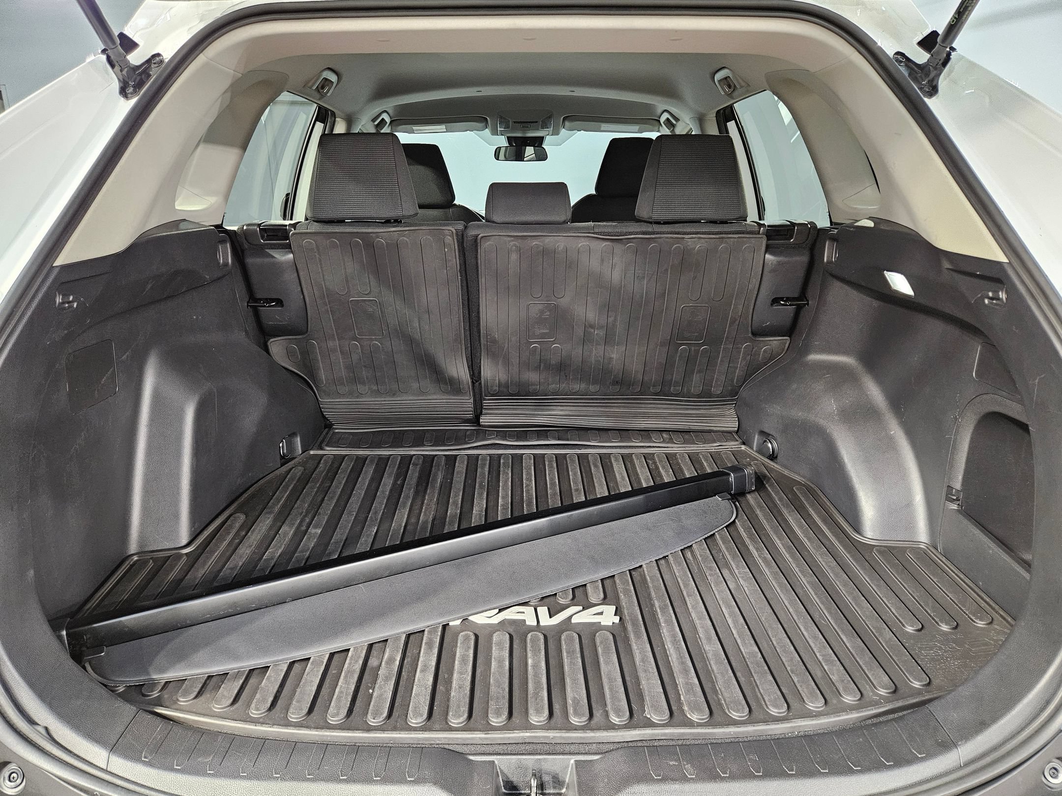 Used 2022 Toyota RAV4 LE AWD/4WD image 18