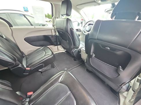 Used 2023 Chrysler Pacifica Touring-L FWD image 18