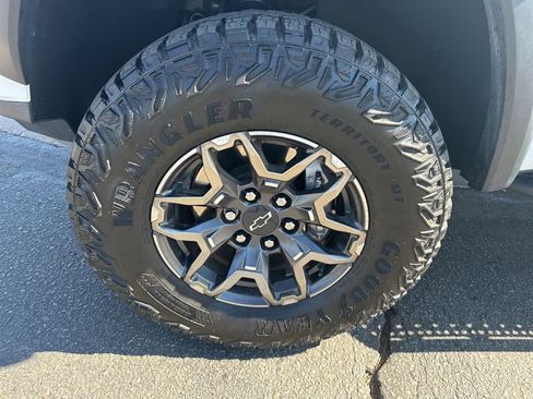 Used 2025 Chevrolet Colorado ZR2 w/ Technology Package image 36