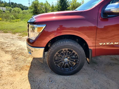 Used 2018 Nissan Titan SL image 5