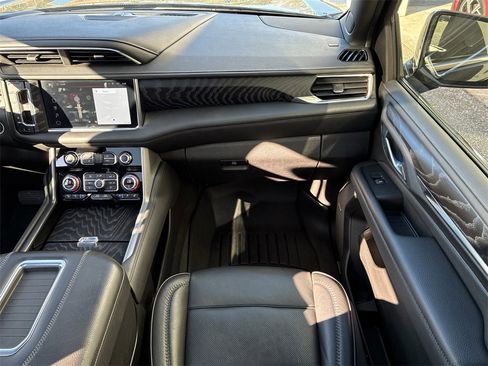 Used 2023 GMC Yukon XL Denali w/ Advanced Technology Package image 16