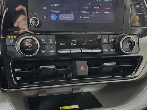Used 2023 Toyota Highlander XLE image 15