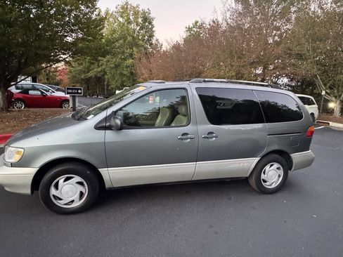 Used 1998 Toyota Sienna XLE image 2