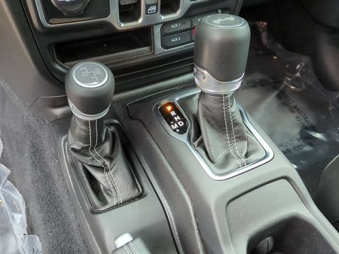 Used 2023 Jeep Wrangler Unlimited Sahara w/ Cold Weather Group AWD/4WD image 15