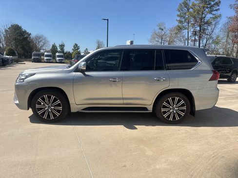 Used 2020 Lexus LX 570 4WD w/ Luxury Package image 7