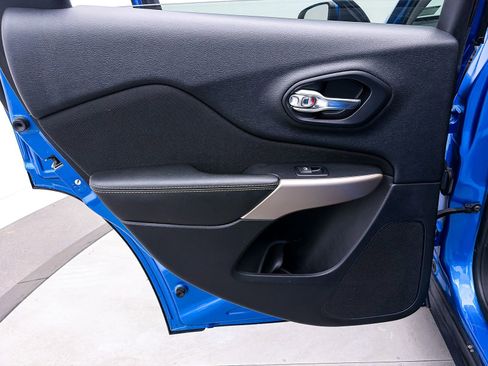 Used 2018 Jeep Cherokee Latitude w/ Altitude Package image 25