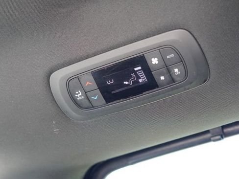 Used 2025 Chrysler Pacifica Select FWD image 43