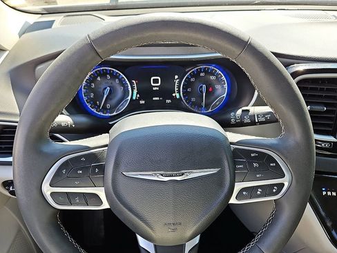Used 2024 Chrysler Pacifica Touring-L FWD image 19