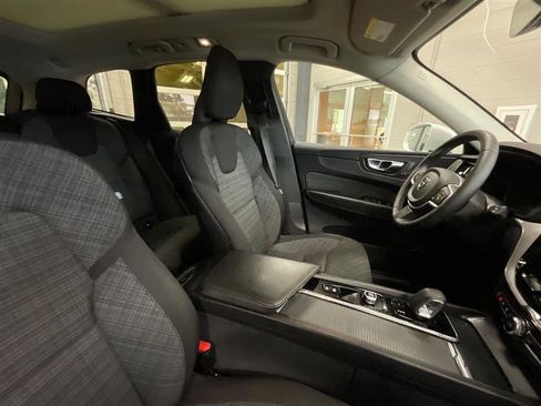 Used 2022 Volvo XC60 B5 Momentum image 25