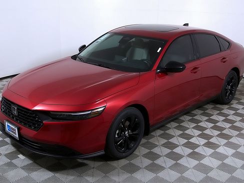 Certified 2025 Honda Accord SE image 3