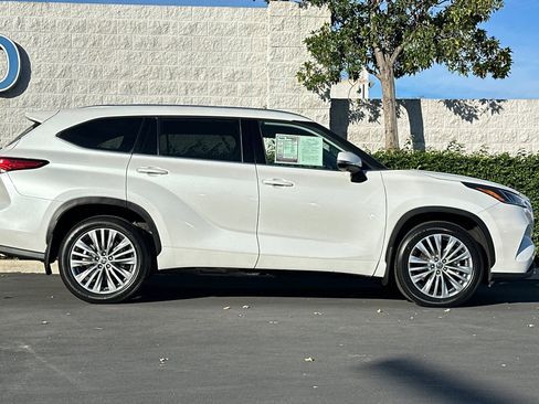 Used 2023 Toyota Highlander Platinum image 3