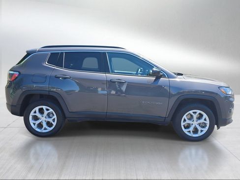 Used 2024 Jeep Compass Latitude AWD/4WD image 2