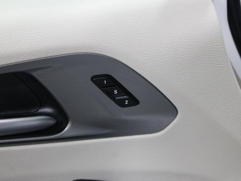 Used 2024 Chrysler Pacifica Touring-L FWD image 8