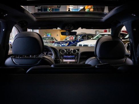 Used 2018 Bentley Bentayga image 23