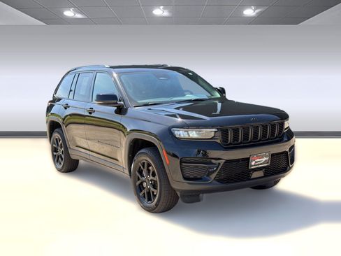 Used 2025 Jeep Grand Cherokee Altitude AWD/4WD image 7