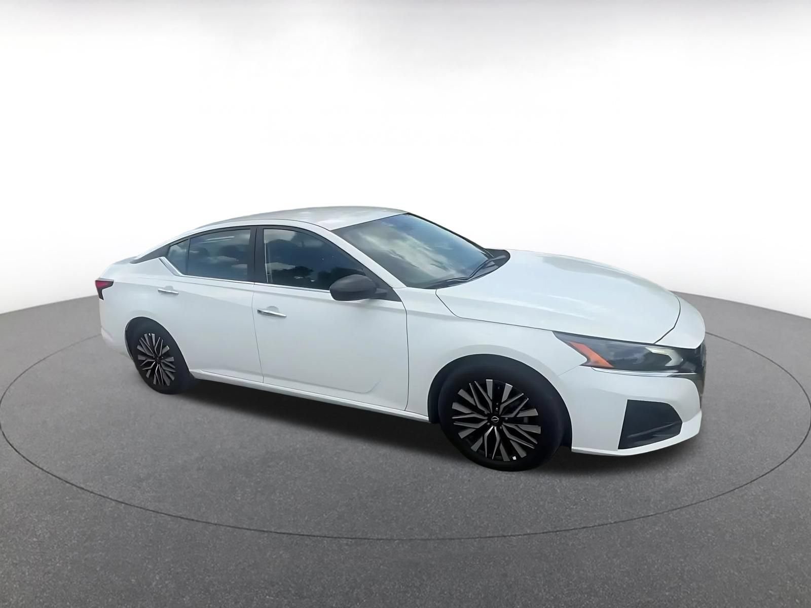 Used 2025 Nissan Altima 2.5 SV FWD image 2