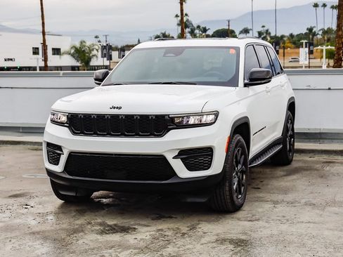 Certified 2025 Jeep Grand Cherokee Altitude image 4