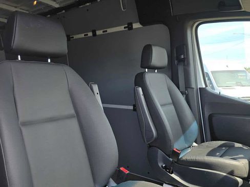 Used 2025 Mercedes-Benz Sprinter 2500 image 13