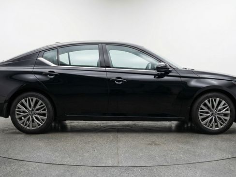 Used 2025 Nissan Altima 2.5 SV FWD image 11