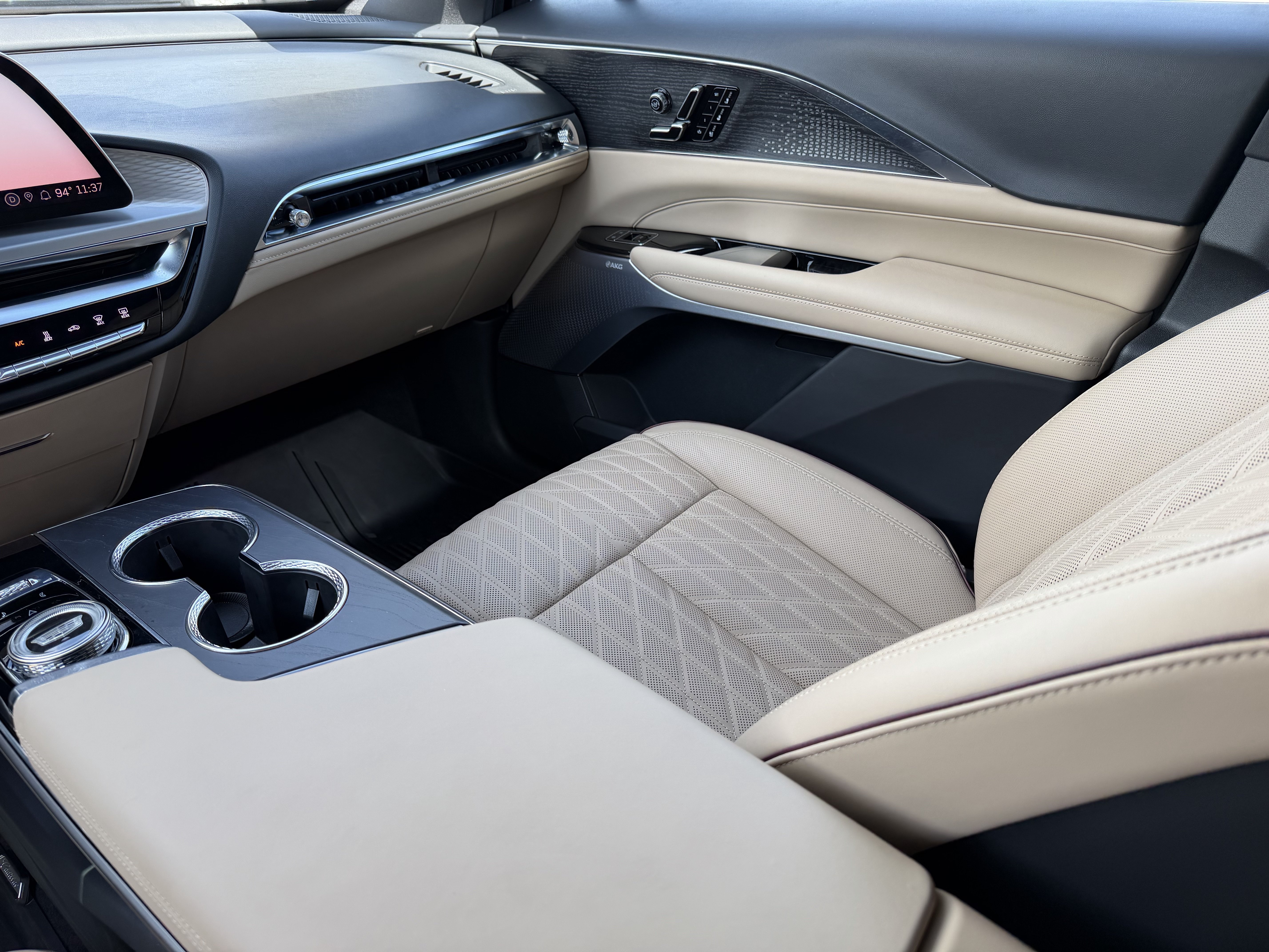 Certified 2026 Cadillac Lyriq Signature Luxury w/ LPO, Blue Accent Package AWD/4WD image 17