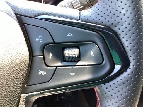 Used 2025 Chevrolet Trax RS w/ Sunroof Package FWD image 22