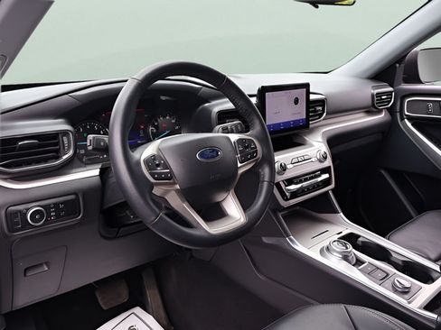 Used 2023 Ford Explorer XLT w/ Equipment Group 202A AWD/4WD image 12