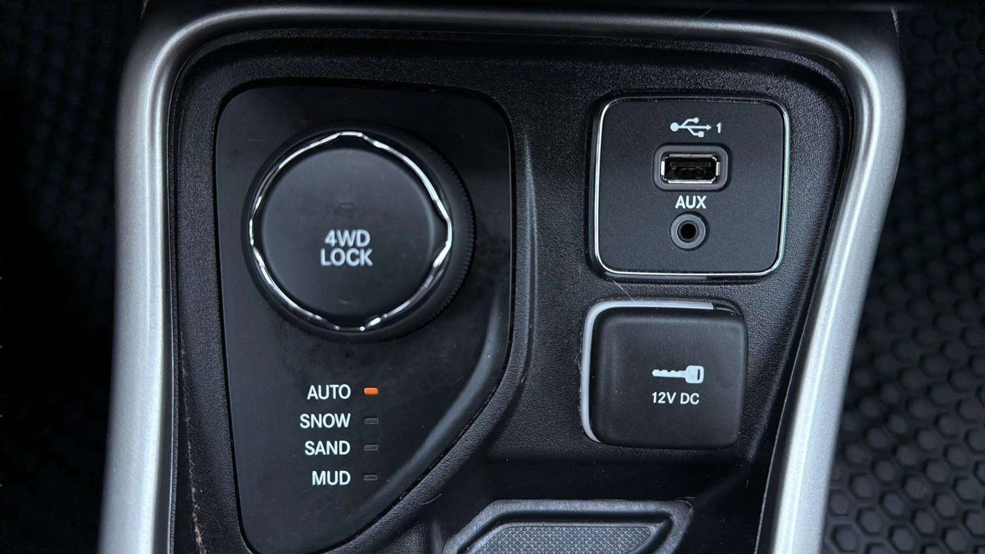 Used 2020 Jeep Compass Latitude w/ Popular Equipment Group AWD/4WD image 14