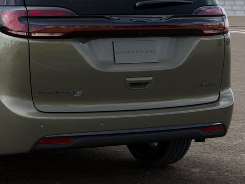 New 2027 Chrysler Pacifica Limited FWD image 13