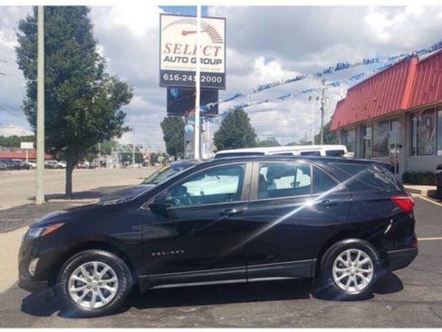 Used 2021 Chevrolet Equinox LS AWD/4WD image 2