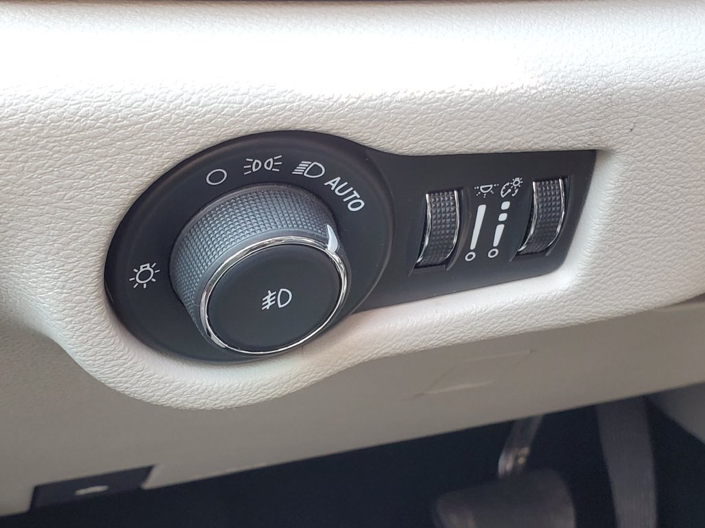 Used 2024 Chrysler Pacifica Touring-L FWD image 10