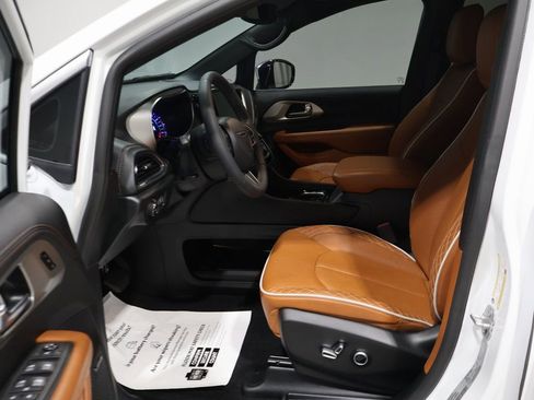 Certified 2025 Chrysler Pacifica Pinnacle image 13