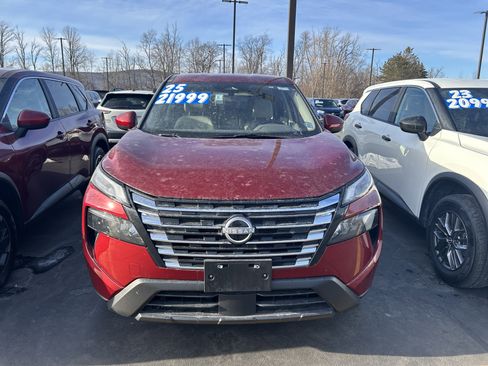 Used 2025 Nissan Rogue SV image 1