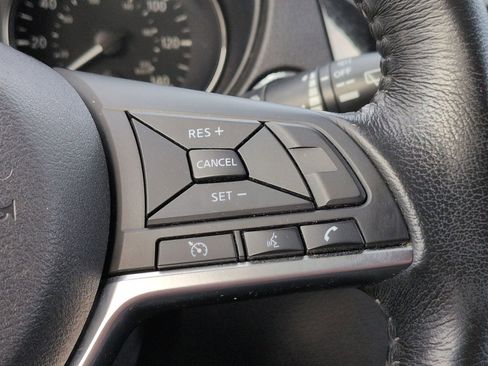 Certified 2018 Nissan Rogue SV image 17